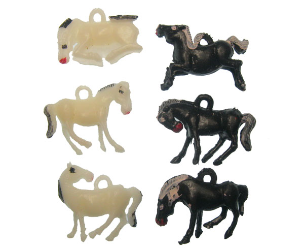 Black + White Mini Horse Vintage Plastic Charms (3) - Click Image to Close